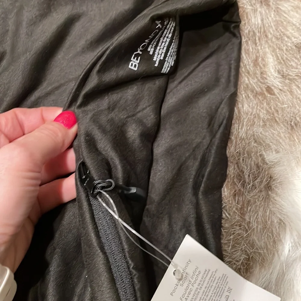 Beyond Yoga Infinity Scarf with pocket NWT $50 - Picture 3 of 11